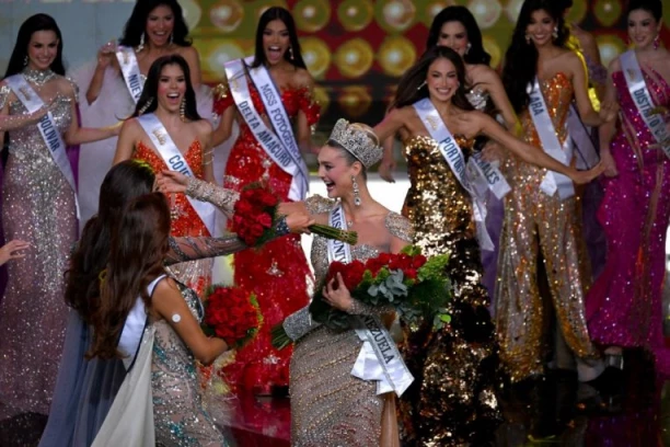 MISICI ISPALI ZUBI TOKOM OBRAĆANJA PUBLICI! Lepotica doživela STRAVIČNU NEPRIJATNOST, o njenoj REAKCIJI svi bruje!