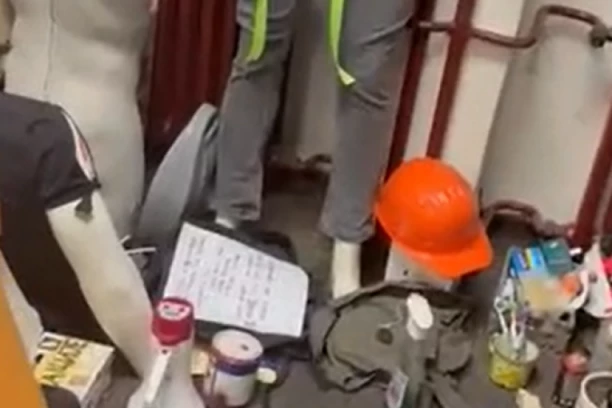 KRŠ I LOM! Pogledajte šta je policija zatekla na Filozofskom fakultetu nakon tragedije: Obuća, dušeci, smeće... (VIDEO)