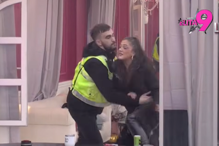 Obezbeđenje smiruje Anastasiju