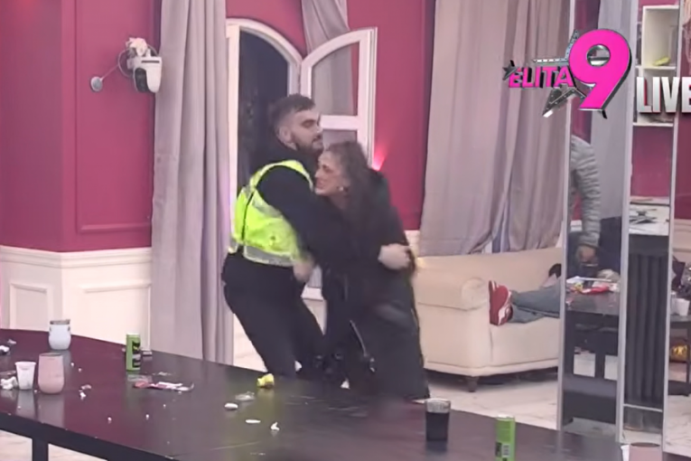 Obezbeđenje smiruje Anastasiju