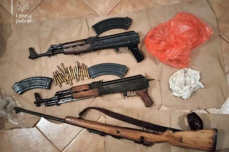 AUTOMATSKE PUŠKE, M48, MUNICIJA - CEO ARSENAL ORUŽJA! Uhapšen mladi Podgoričanin! (FOTO)