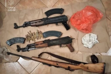 AUTOMATSKE PUŠKE, M48, MUNICIJA - CEO ARSENAL ORUŽJA! Uhapšen mladi Podgoričanin! (FOTO)