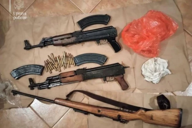 AUTOMATSKE PUŠKE, M48, MUNICIJA - CEO ARSENAL ORUŽJA! Uhapšen mladi Podgoričanin! (FOTO)