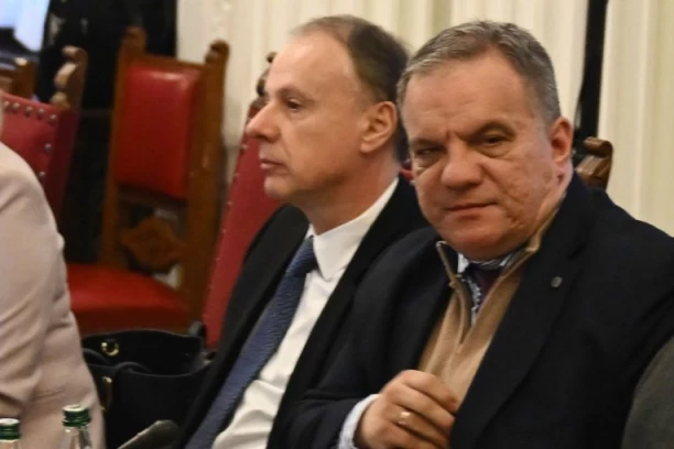 KAKAV BLAM! Rektor Đokić izjavljuje saučešće tek kad ga je ministar upitao da li je to uradio?  A juče bančio po proslavama! (VIDEO)