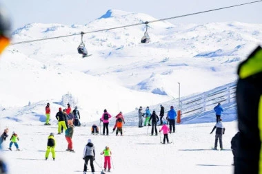 SKIJAŠI SE VRAĆAJU NA PLANINU! Na Jahorini kao u jeku sezone!