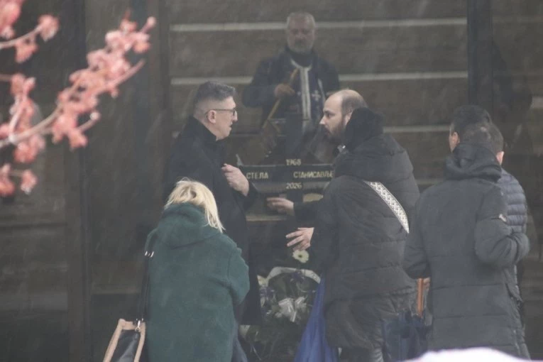 SABLASNA SCENA KRISTIJANA GOLUBOVIĆA NA SAHRANI STELE SAVIĆ: Uznemirujući KRIK se prolomio grobljem! (VIDEO)