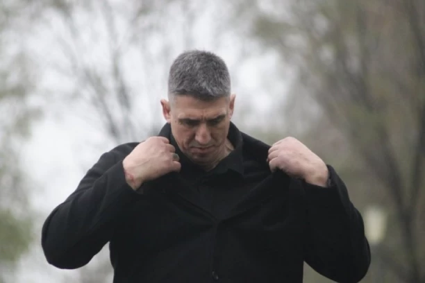 NAPADNUT KRISTIJAN GOLUBOVIĆ NA SAHRANI STELE SAVIĆ: Neviđeni SKANDAL na GROBLJU, pogledajte ŠOK-SNIMAK! (VIDEO)