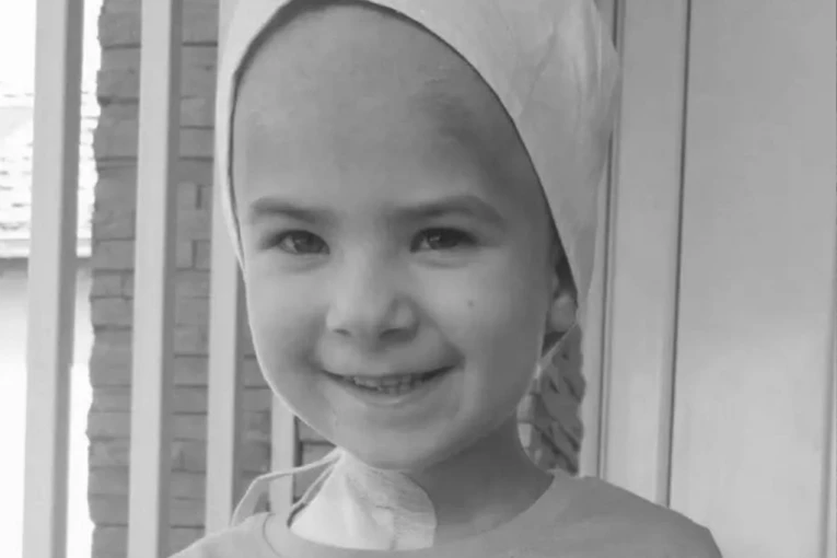CELA SRBIJA U SUZAMA, OTIŠAO JE MALI ANĐEO: Preminula Ema (6) koja je ujedinila naciju u borbi protiv tumora! "Sklopila je svoje umorne oči i otišla tamo gde više nema bola" (FOTO)