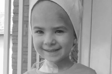 CELA SRBIJA U SUZAMA, OTIŠAO JE MALI ANĐEO: Preminula Ema (6) koja je ujedinila naciju u borbi protiv tumora! "Sklopila je svoje umorne oči i otišla tamo gde više nema bola" (FOTO)
