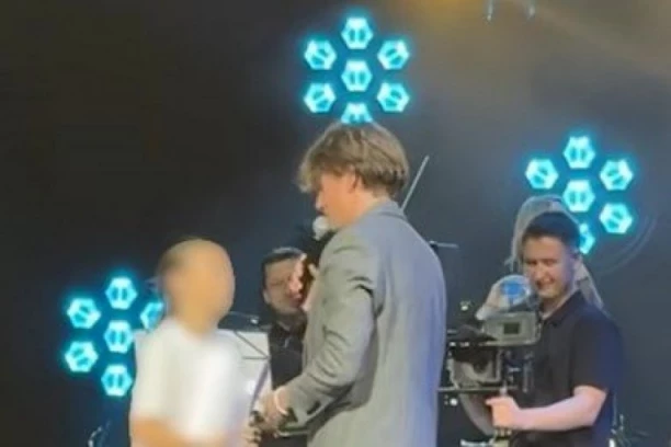 SUZE PREPLAVILE SAVA CENTAR! Devojčica iz publike PREKINULA KONCERT Jakova Jozinovića – publika ZANEMELA OD PRIZORA! (VIDEO)