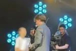 SUZE PREPLAVILE SAVA CENTAR! Devojčica iz publike PREKINULA KONCERT Jakova Jozinovića – NAROD ZANEMEO OD PRIZORA! (VIDEO)