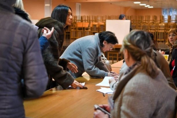 BLOKADERI NAPRAVILI HAOS PRE OTVARANJA GLASAČKIH MESTA U LUČANIMA! Pokušali da spreče početak lokalnih izbora!