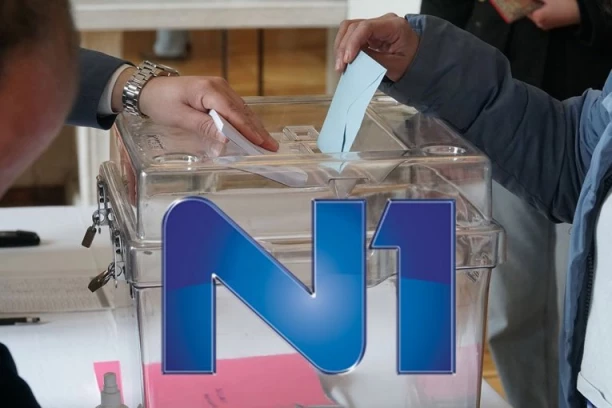 SRAMOTNO IZVEŠTAVANJE NA N1 TELEVIZIJI: Ohrabruju blokadere! Ko je dozvolio budu da unutar biračkog mesta pričaju o “blokaderskim protestima” i novoj političkoj snazi? (VIDEO)