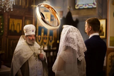 DA LI JE POTREBNO OSVEŠTATI NOVU BURMU AKO SE ONA S VENČANJA IZGUBI: Sveštenik objasnio šta bi u ovom slučaju trebalo raditi