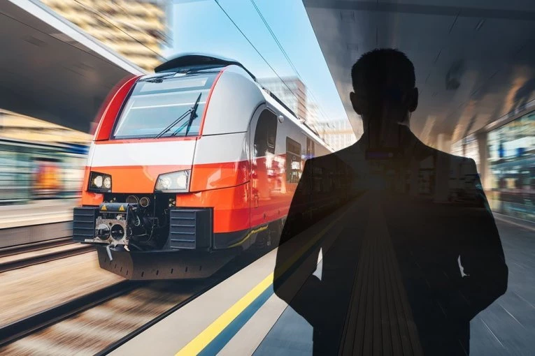 MUŠKARCA KOJI JE UHODIO PEVAČICU UDARIO VOZ!