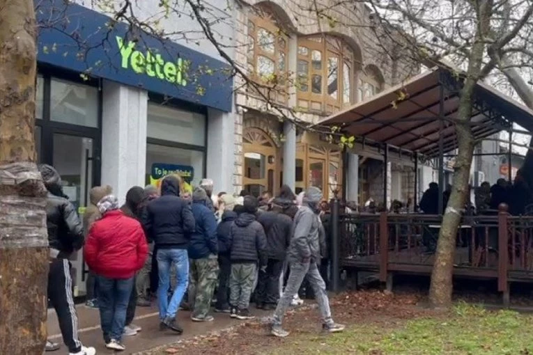 ZBOG BLOKADERA U KULI STIGLA I POLICIJA! Okupljeni sa jasnim obeležjima ispred biračkog mesta - sprečeni nemiri! (VIDEO)