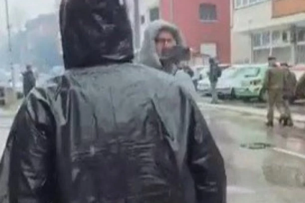 POTEZAO PIŠTOLJ NA AKTIVISTE SNS! Policija odmah privela lokalnog blokadera, za drugim se traga: Skandal u Bajinoj Bašti