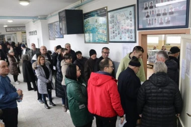 OVO JE IZLAZNOST DO 16 ČASOVA! Praznik demokratije širom Srbije: Sevojno i Aranđelovac dominiraju, narod masovno na biralištima! Ovde je IZLAZNOST VEĆ PREKO 65 ODSTO!