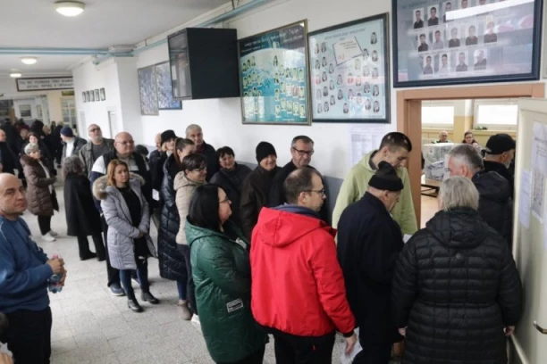 OVO JE IZLAZNOST DO 16 ČASOVA! Praznik demokratije širom Srbije: Sevojno i Aranđelovac dominiraju, narod masovno na biralištima! Ovde je IZLAZNOST VEĆ PREKO 65 ODSTO!