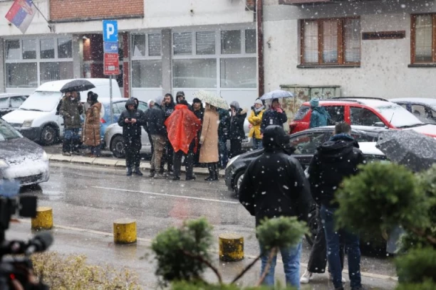 "SVE ĆEMO VAS NOĆAS POBITI I BACITI U DRINU!"  Stravične  pretnje blokadera u Bajinoj Bašti! (FOTO, VIDEO)