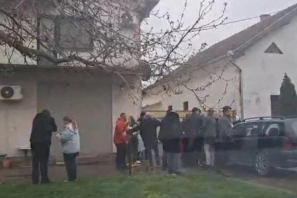 BLOKADER IZ PSG NAPAO LJUDE U CRVENKI: Snimljen teror Đurića protiv koga se vodi postupak - udara kao sumanut! (VIDEO)