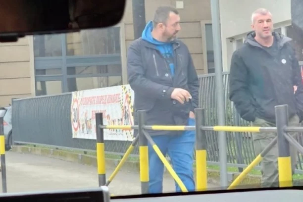 I MIŠA BAČULOV SE ŠETKA OKOLO! Šta blokader koji je hteo da odglumi svoje trovanje radi baš u OVOM gradu u toku izbora!?