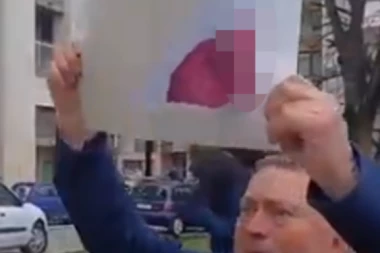 OVO JE DEFINITIVNO VIDEO DANA! Blokaderi oteli fasciklu SNS aktivisti tražeći biračke spiskove, a evo šta su i dobili! ŠOKANTNO IZNENAĐENJE! (VIDEO)