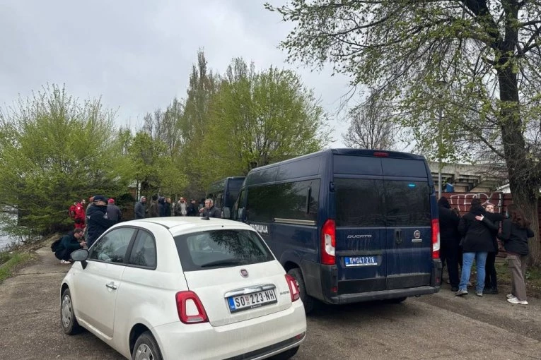 OPSADNO STANJE U KULI! Metalnim štanglama trojici muškaraca RAZBILI GLAVE: Hitna pomoć na terenu, marice pod rotacijama jure ulicama, narod u panici sklanja decu! (FOTO, VIDEO)