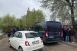 OPSADNO STANJE U KULI! Metalnim štanglama trojici muškaraca RAZBILI GLAVE: Hitna pomoć na terenu, marice pod rotacijama jure ulicama, narod u panici sklanja decu! (FOTO, VIDEO)