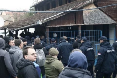 BLOKADERI HOĆE DA LINČUJU LJUDE, POLICIJA IH JEDVA OBUZDAVA! Masa podivljala: U Kuli vlada OPSADNO STANJE! (FOTO, VIDEO)