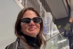 "SAD MOGU DA UMREM"! Milica Pavlović bez dlake na jeziku O ČOLINOM POLJUPCU, evo ko je SAČEKAO PEVAČICU na aerodromu! (VIDEO)