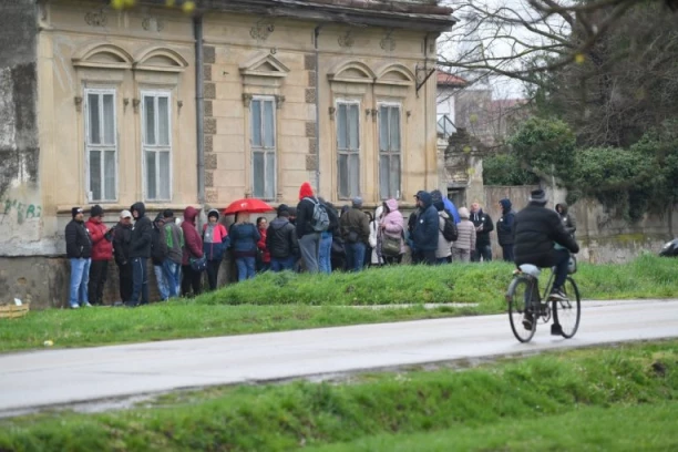 HOROR U KULI! 30 BLOKADERA UPALO ŽENI U KUĆU: Opsadno stanje ne prestaje, UVIĐAJ U TOKU!