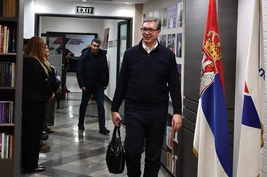 NASMEJAN I ORAN! Aleksandar Vučić stigao u izborni štab SNS - OBRAĆA SE NACIJI U 22!