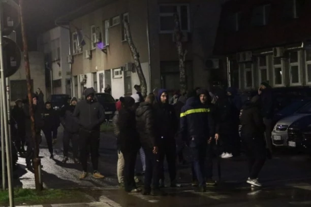 OPASNO! NEKOLIKO DESETINA BLOKADERA IDE KA OPŠTINI KULA! Planiraju upad?