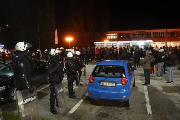 NAPETO U LUČANIMA: Kordon policije razdvaja blokadere, čeka se objava rezultata u atmosferi na ivici incidenta (FOTO)