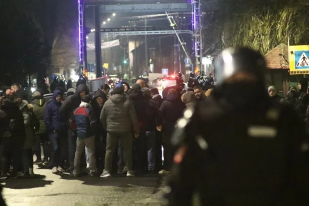 HAOS U KULI NAKON IZBORNOG DEBAKLA! Blokaderi žele najgore? Vređaju policiju, sprema se upad u opštinu, a pozivi na nasilje se šire po mrežama (FOTO, VIDEO)