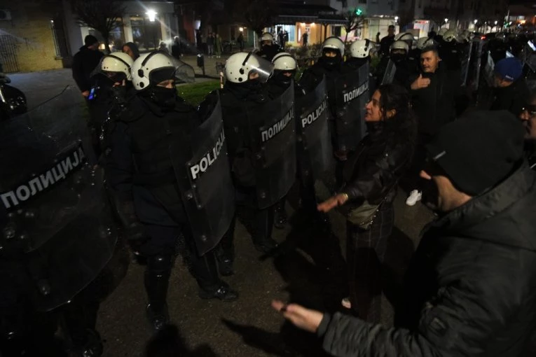 BLOKADERI U KULI NEĆE DA PRIZNAJU DA SU PUKLI! Ne daju narodu da spava, divljaju ulicama, viču i skandiraju! (VIDEO)