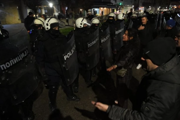 BLOKADERI U KULI NEĆE DA PRIZNAJU DA SU PUKLI! Ne daju narodu da spava, divljaju ulicama, viču i skandiraju! (VIDEO)