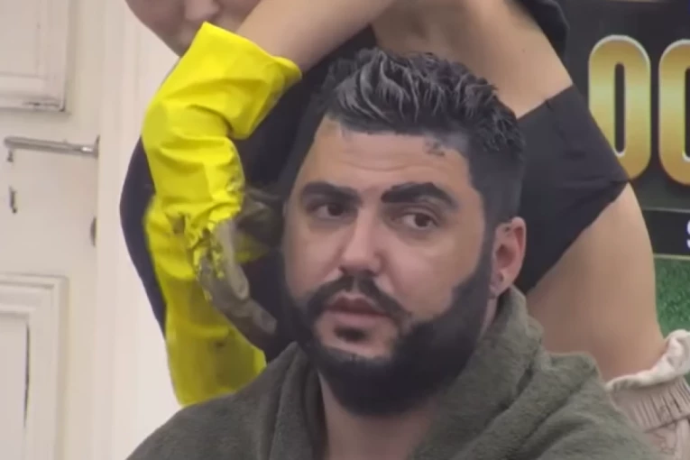 DA LI JE OVO VRHUNAC BIZARNOSTI?! Asmin Maju UVUKAO U KESU ZA SMEĆE, scene iz sobe zaprepastile sve!