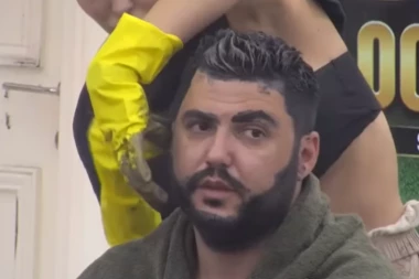 DA LI JE OVO VRHUNAC BIZARNOSTI?! Asmin Maju UVUKAO U KESU ZA SMEĆE, scene iz sobe zaprepastile sve!