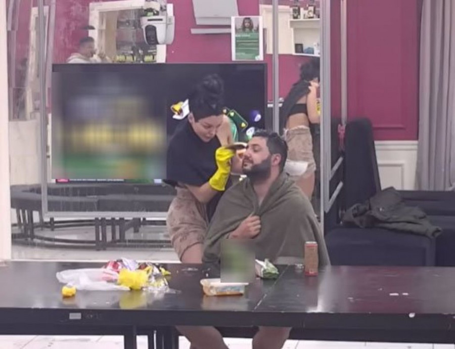 DA LI JE OVO VRHUNAC BIZARNOSTI?! Asmin Maju UVUKAO U KESU ZA SMEĆE, scene iz sobe zaprepastile sve!