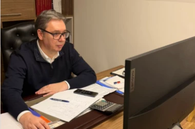 "SREĆAN SAM ŠTO LJUDI SLAVE, JA OSTAJEM U KANCELARIJI!" Vučić se oglasio nakon konferencije na kojoj je saopštio rezultate izbora! (FOTO)