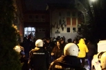 NAPADAJU LJUDE I TO ZBOG SLIČICA! Pogledajte još jedan snimak nasilja blokadera! (VIDEO)