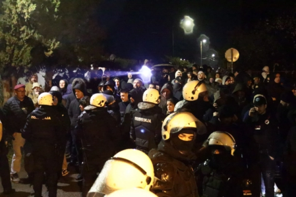 BLOKADERI U KULI NEĆE DA PRIZNAJU DA SU PUKLI! Ne daju narodu da spava, divljaju ulicama, viču i skandiraju! (VIDEO)