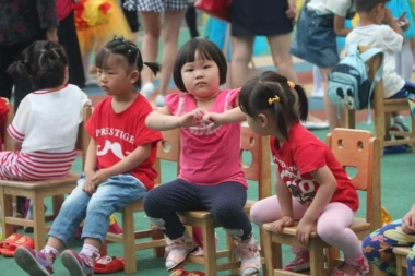 SESTRA UZELA BRATA ZA TAOCA, PLAKAO ZA SVE PARE! Urnebesan snimak zapalio mreže, a onda su svi POBESNELI na majku zbog jedne stvari (VIDEO)