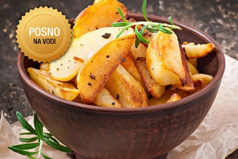 SAVRŠEN KROMPIR IZ RERNE BEZ KAPI ULJA ZA DANE POSTA NA VODI: Evo kako dobiti hrskavu koricu i sočan unutrašnji deo