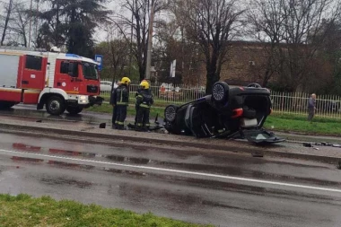 IZGUBIO KONTROLU NAD VOZILOM, UDARIO U SEMAFOR I PREVRNUO SE! Teška saobraćajka u Pančevu! PIJANOG VOZAČA ODVEZLA HITNA! (FOTO)