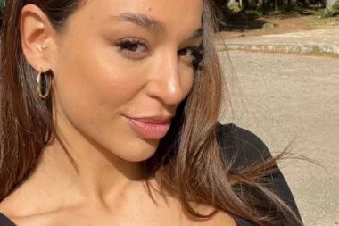 TRUDNA EDITA ARADINOVIĆ MAMI UZDAHE U ČIPKASTOM DONJEM VEŠU! Pevačica se skinula pred porođaj, LAJKOVI PLJUŠTE! (FOTO)