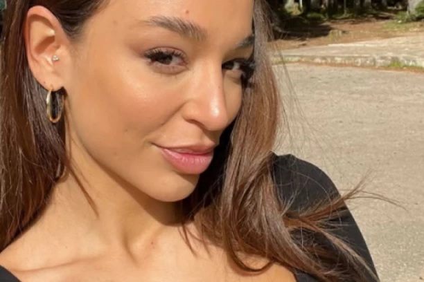 TRUDNA EDITA ARADINOVIĆ MAMI UZDAHE U ČIPKASTOM DONJEM VEŠU! Pevačica se skinula pred porođaj, LAJKOVI PLJUŠTE! (FOTO)