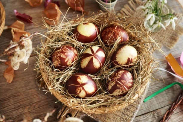 TAJNA IZ TUMANA ZBOG KOJE VASKRŠNJA JAJA BUDU UKUSNIJA I TRAJU DANIMA: Majka igumana Dimitrija otkriva kako su ih farbali naši stari